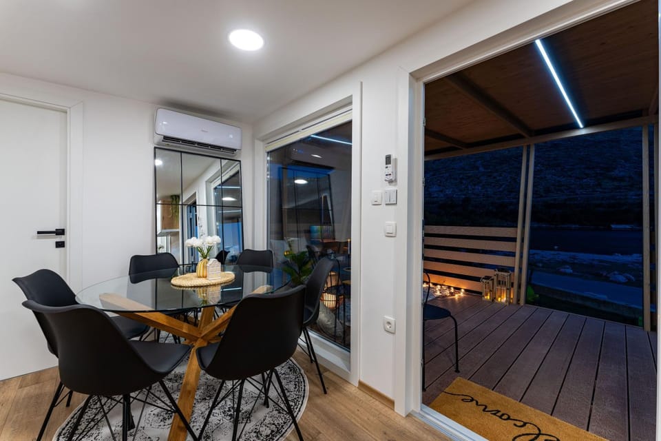 Night, View (from property/room), Balcony/Terrace, Seating area, Dining area