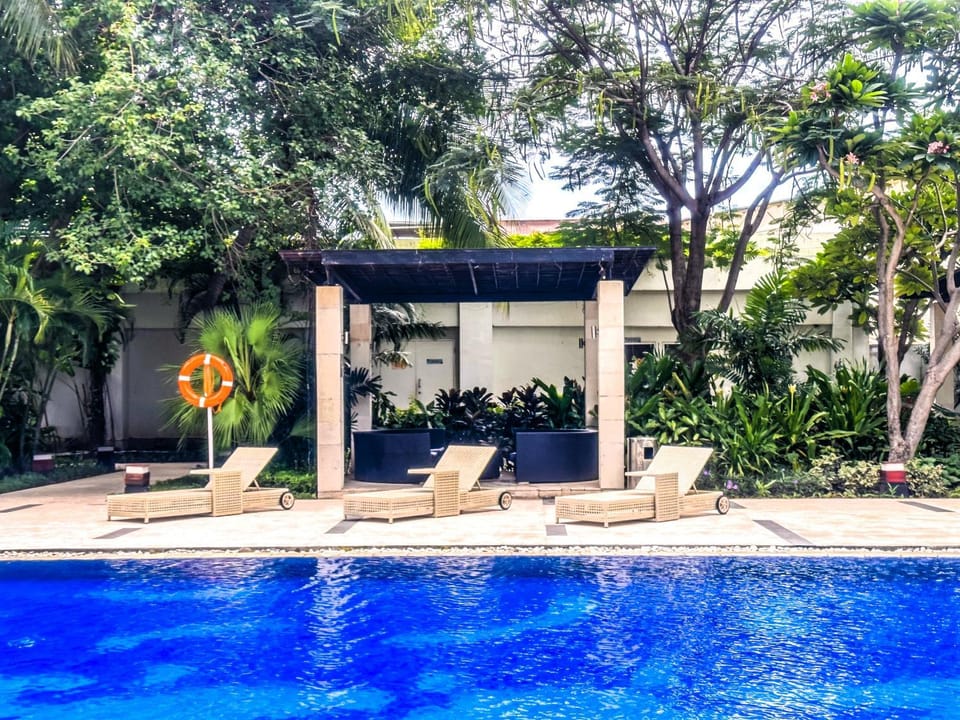 Swimming pool, sunbed