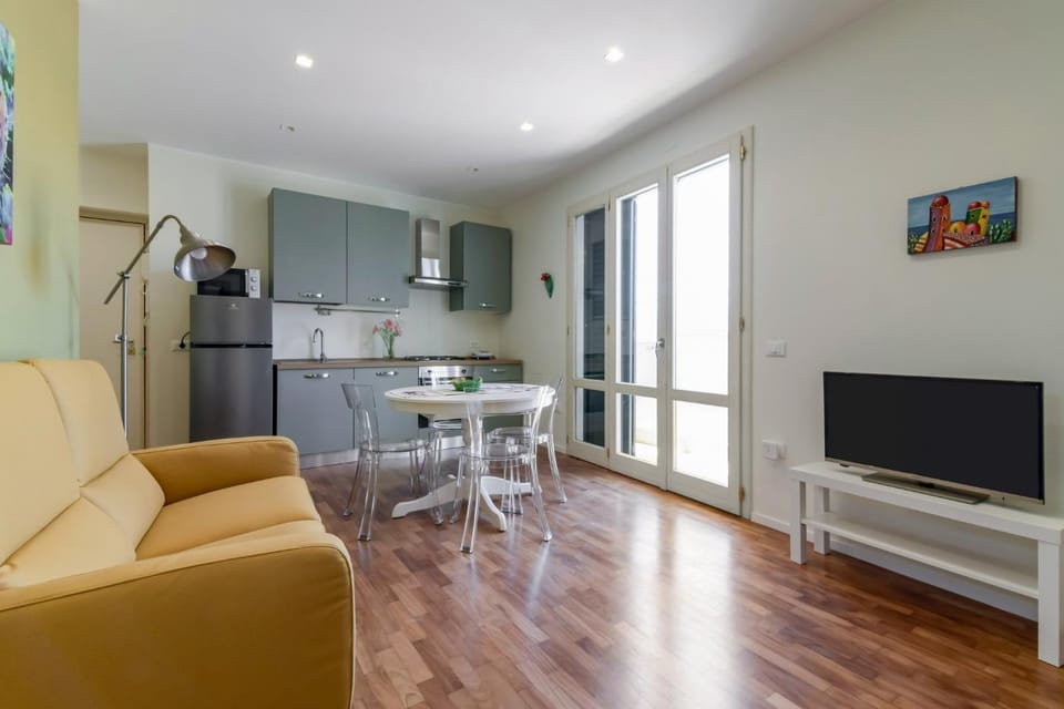Kitchen or kitchenette, Living room