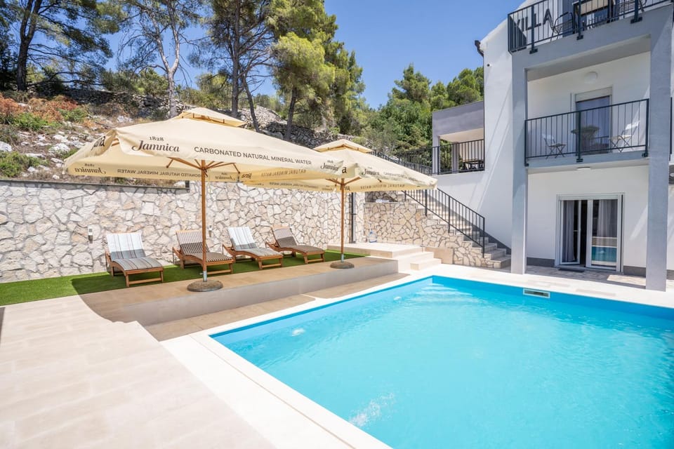 Patio, Swimming pool, sunbed