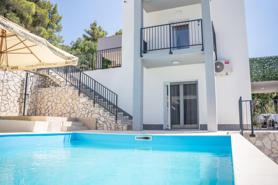 Patio, Balcony/Terrace, Swimming pool, sunbed