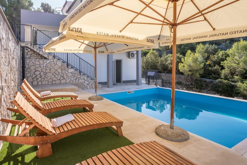 Patio, Swimming pool, sunbed