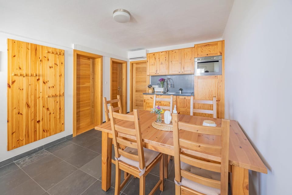 Kitchen or kitchenette, Dining area
