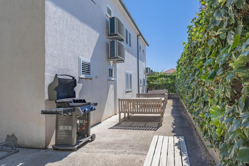 BBQ facilities, Seating area