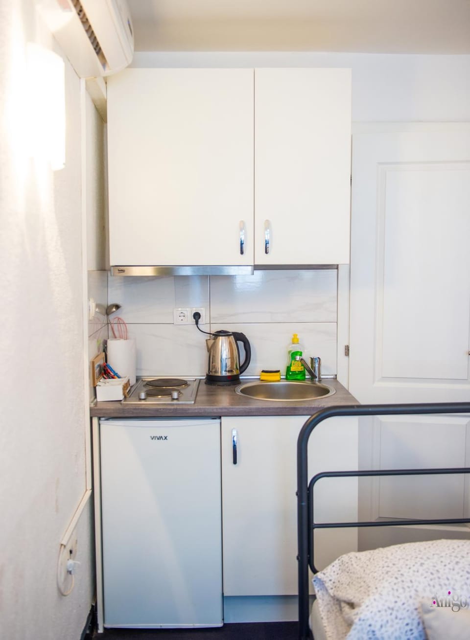 Bed, Kitchen or kitchenette, stove