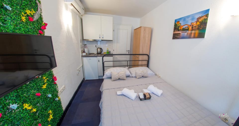 Bed, Kitchen or kitchenette, towels, wardrobe