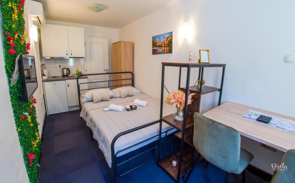 Bed, Kitchen or kitchenette, stove, towels, air conditioner