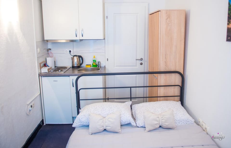 Bed, Kitchen or kitchenette, stove