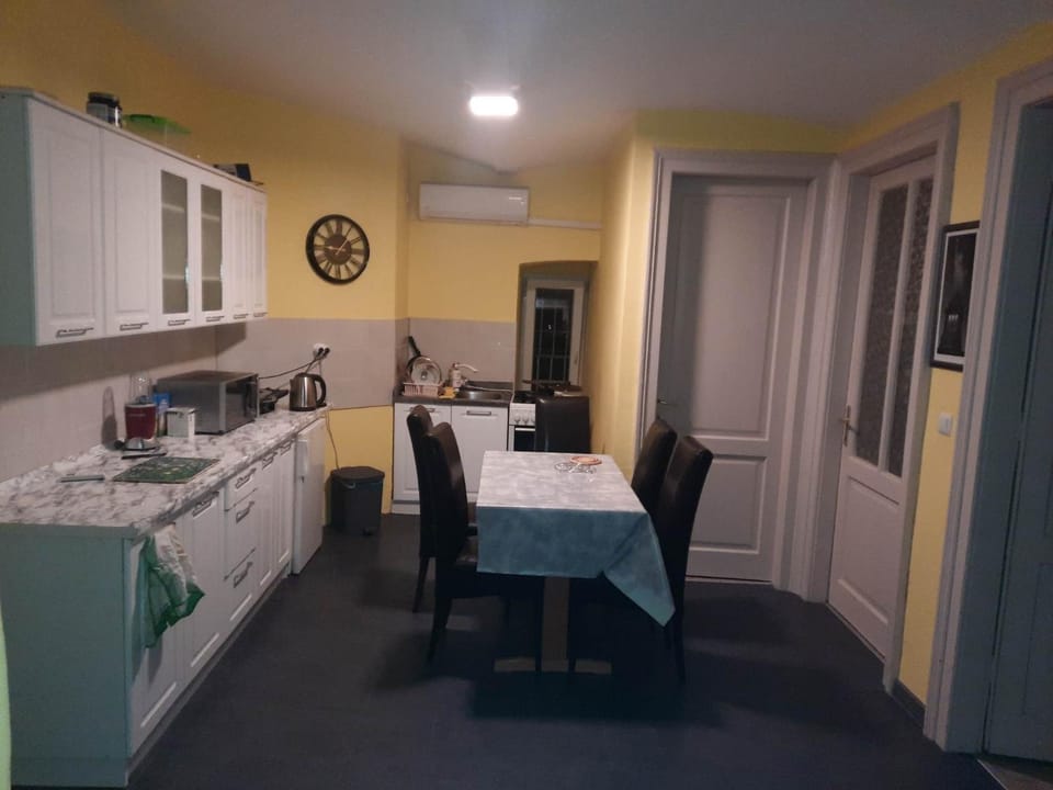 Kitchen or kitchenette, Dining area, oven, stove, air conditioner