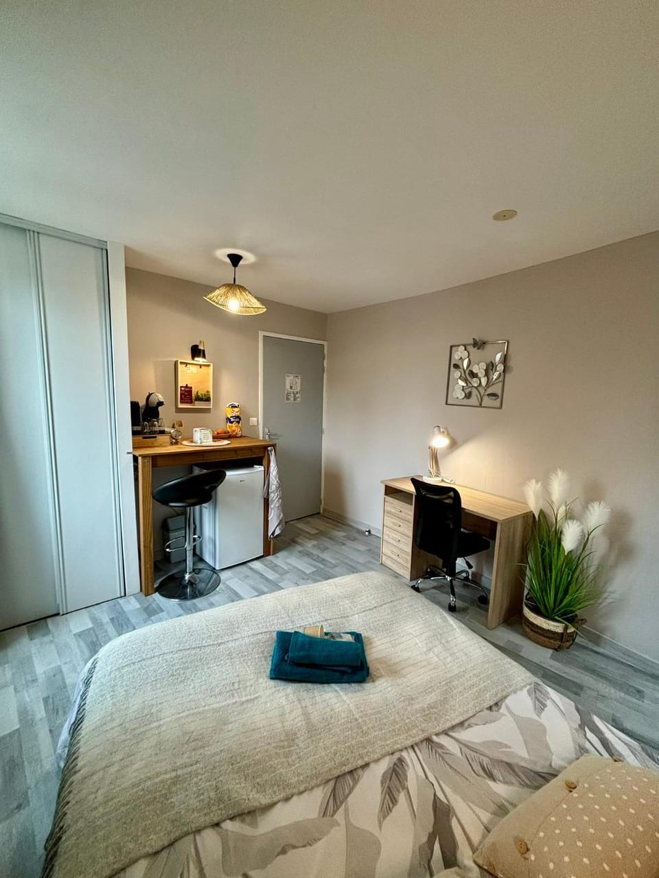 Photo of the whole room, Bedroom
