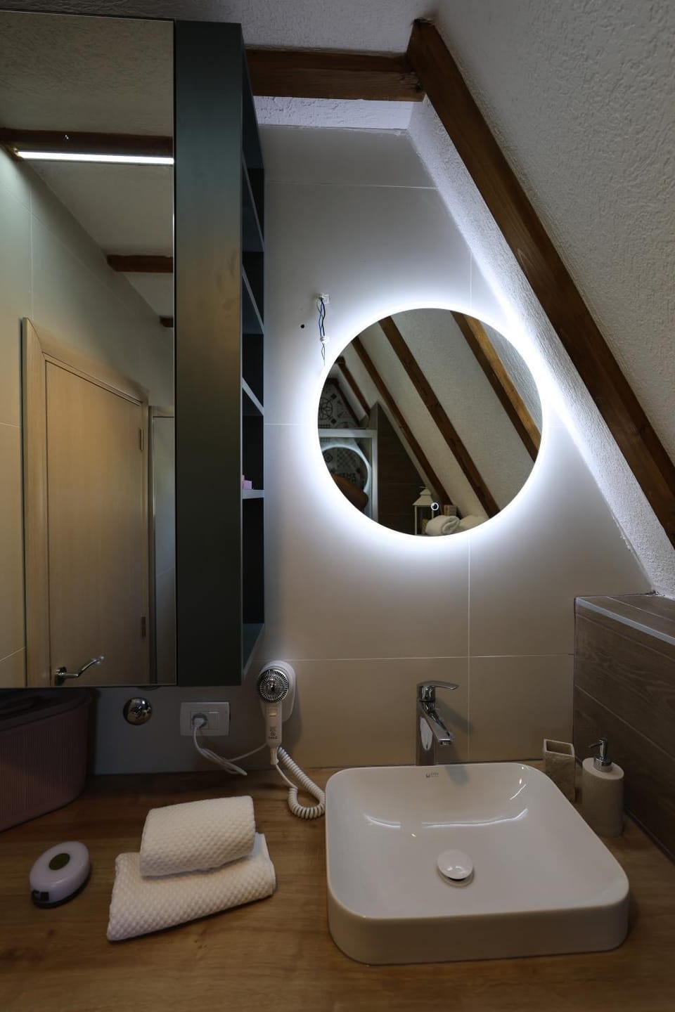 Bathroom, towels