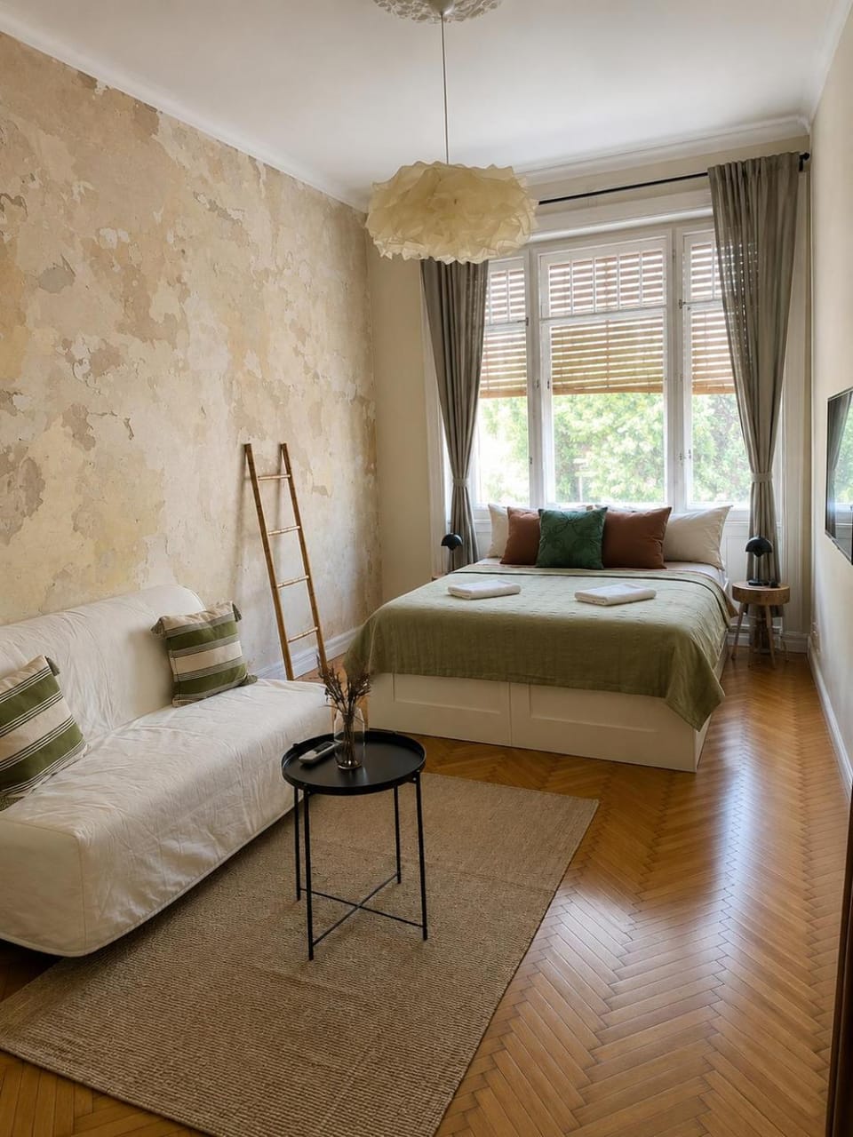 Day, Photo of the whole room
