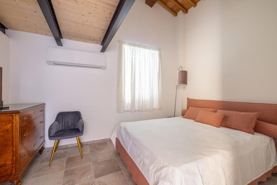 Bed, Photo of the whole room, Bedroom, air conditioner