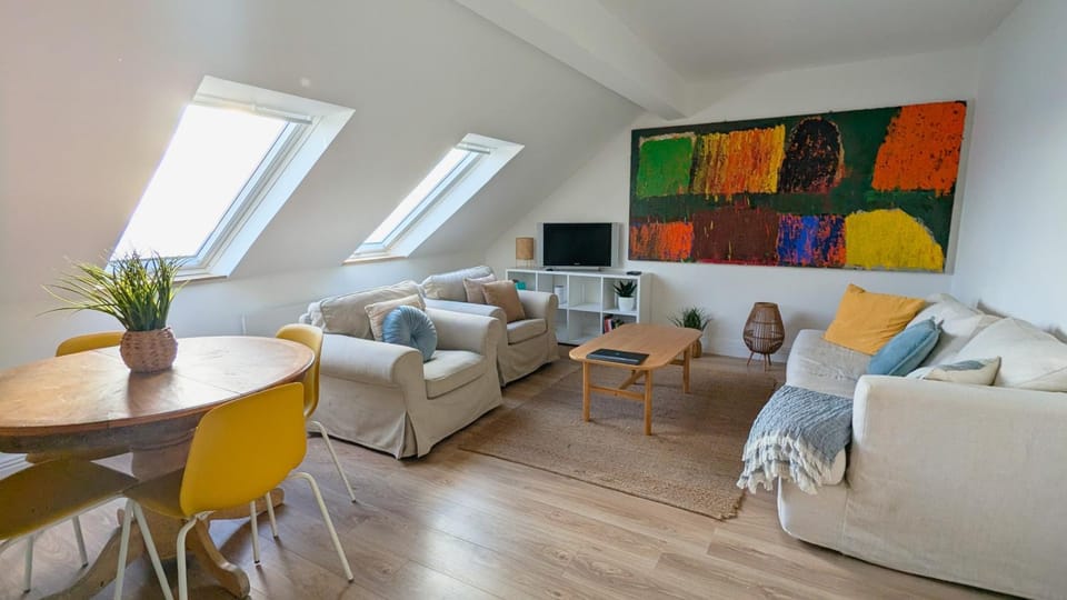 Communal lounge/ TV room, TV and multimedia, Living room, Seating area, Evening entertainment