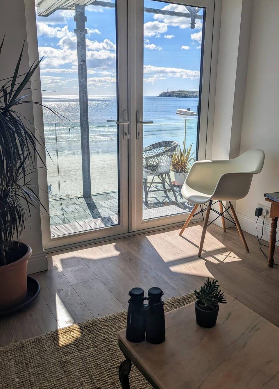 Natural landscape, View (from property/room), Balcony/Terrace, Living room, Seating area, Sea view