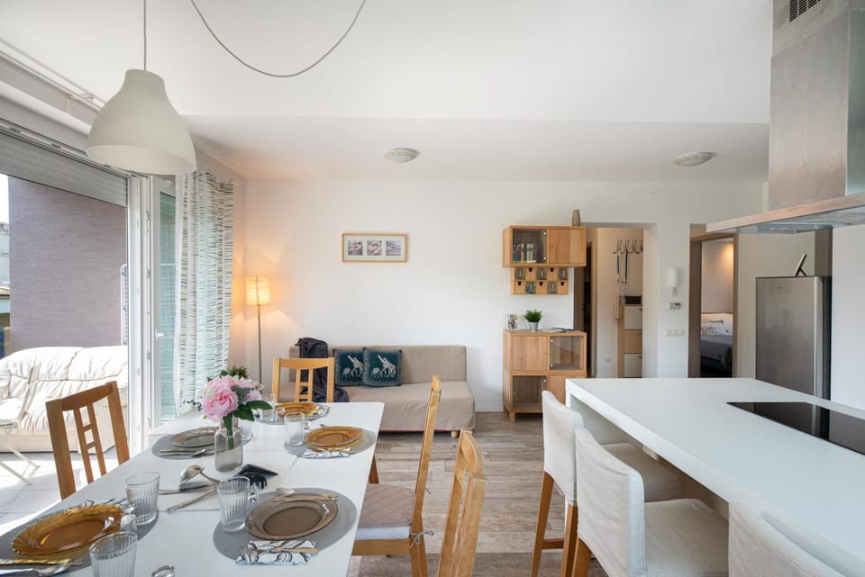 Kitchen or kitchenette, Living room, Seating area, Dining area, stove