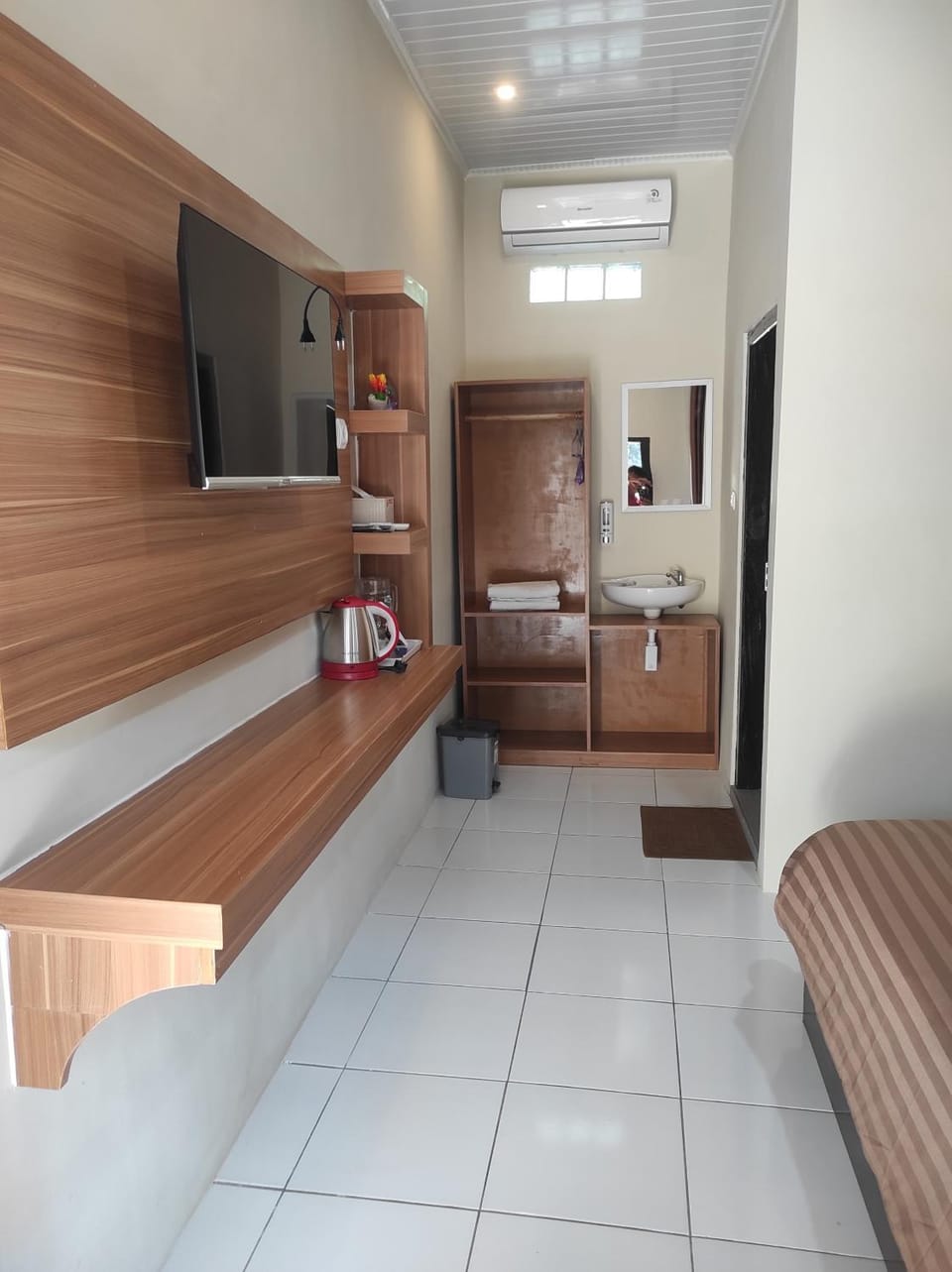 Bed, TV and multimedia, Bedroom