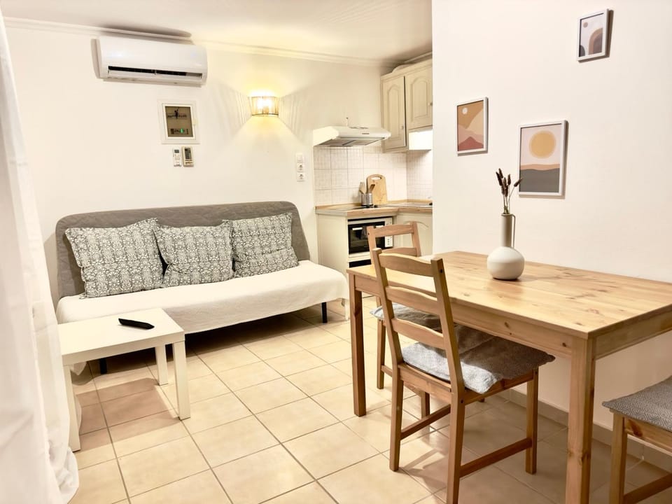 Kitchen or kitchenette, Living room, Seating area, Dining area, air conditioner