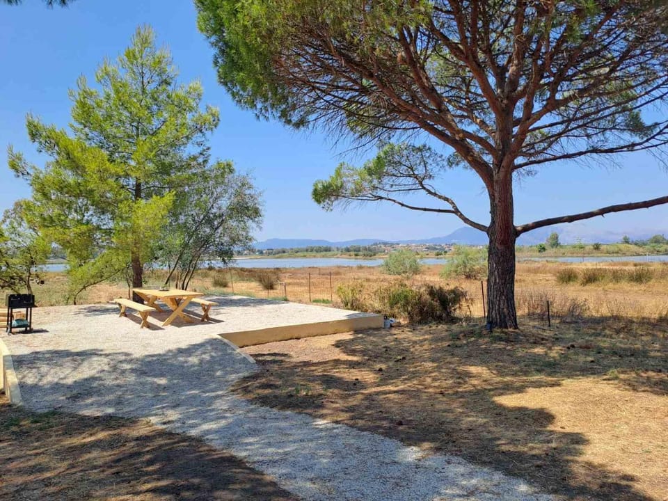 BBQ facilities, Dining area, Lake view