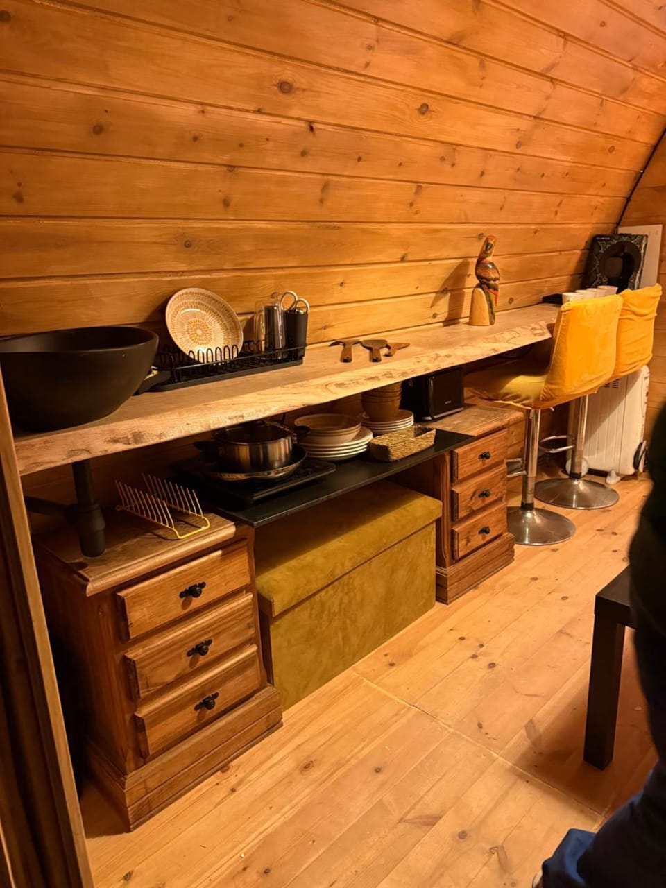 Kitchen or kitchenette, Dining area