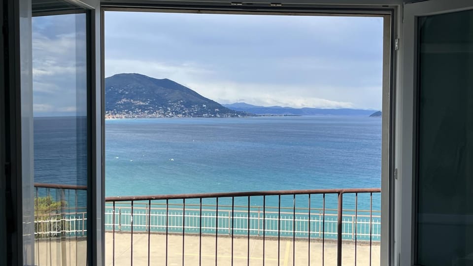 Stupenda vista mare a Laigueglia con posto auto Apartment in Laigueglia