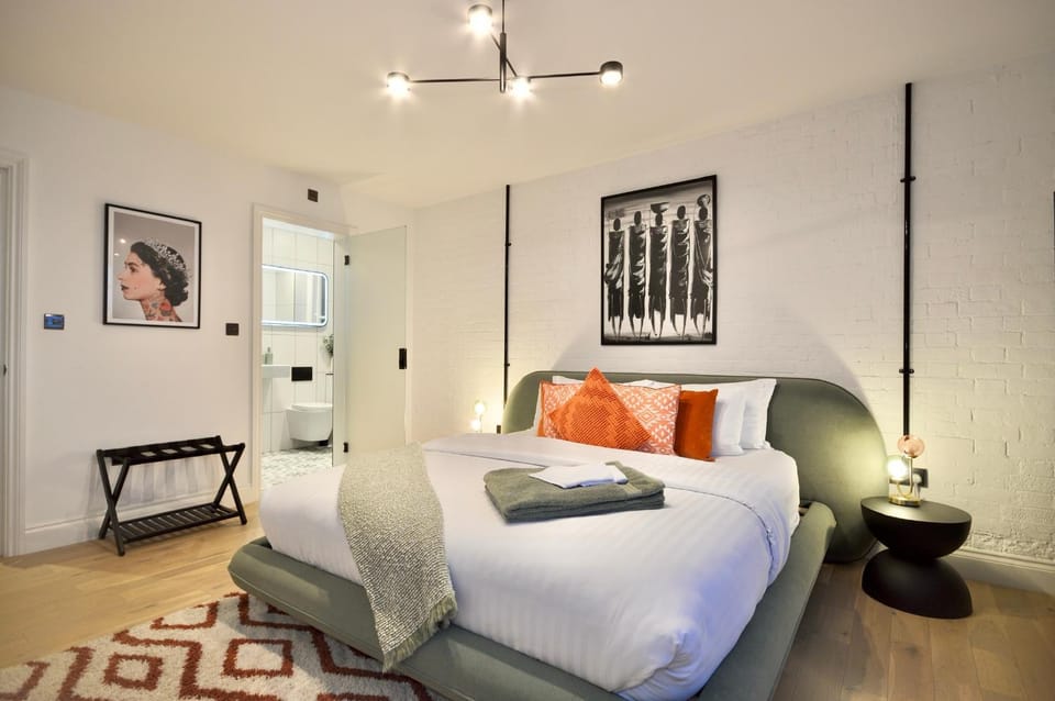 Newly Refurbished w/ River Views Apartment in London