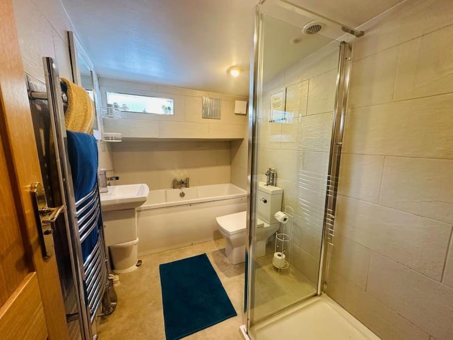 Shower, Toilet, Bathroom, Bath, towels