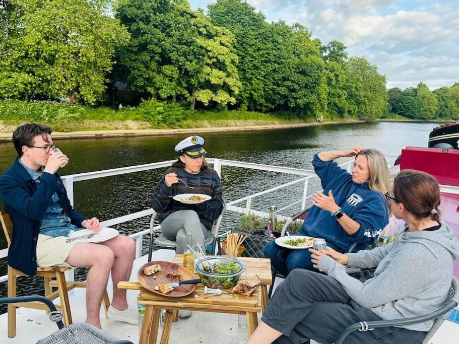 Spring, People, Activities, Balcony/Terrace, Food and drinks, Food, River view, Drinks, group of guests