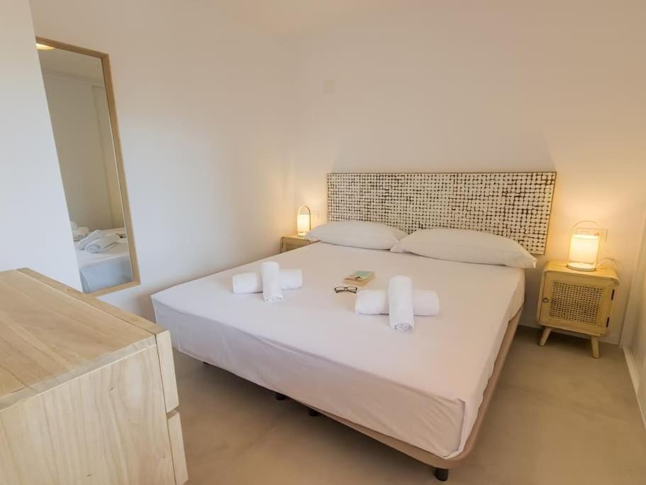 Bed, Photo of the whole room, Bedroom, towels, air conditioner