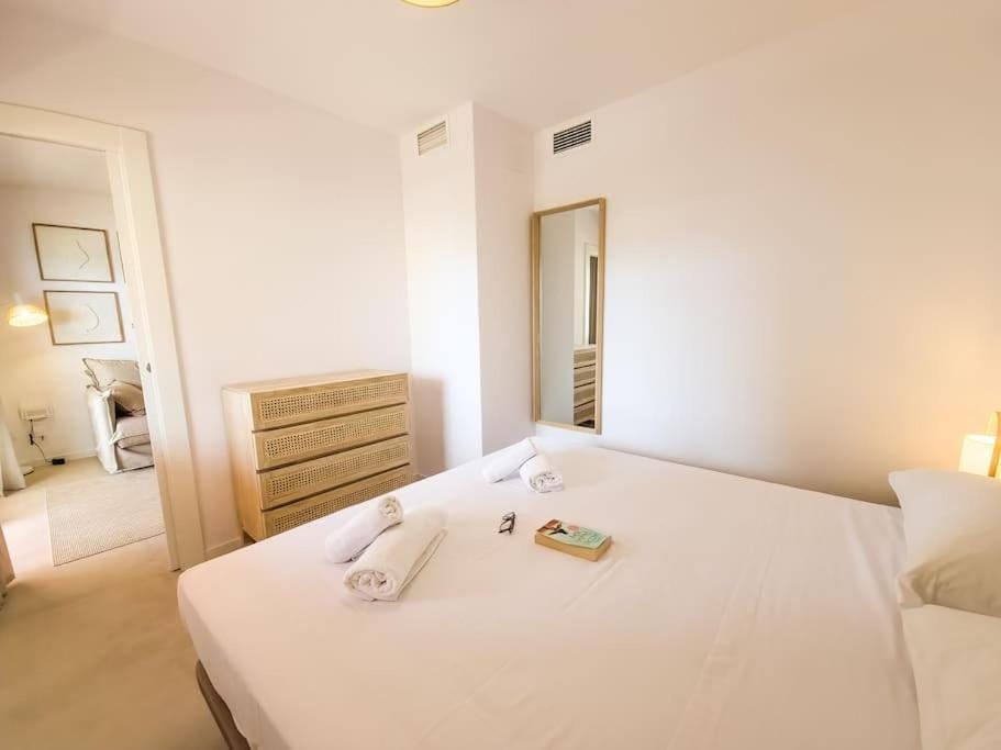 Bed, Photo of the whole room, Bedroom, towels, wardrobe