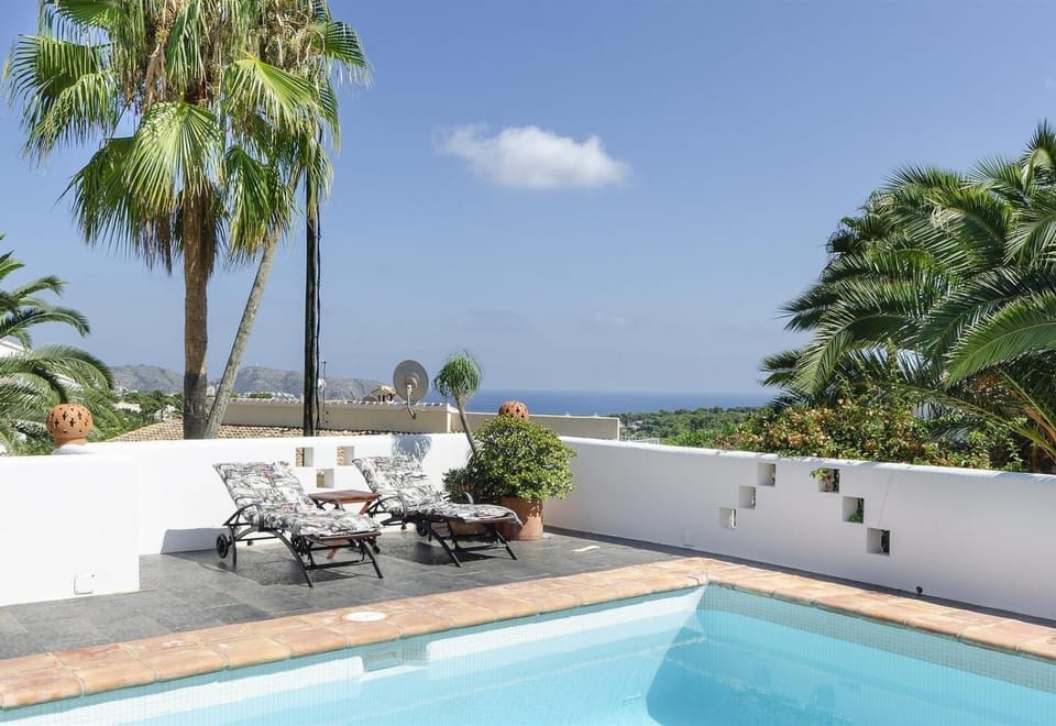 Property building, Balcony/Terrace, Swimming pool