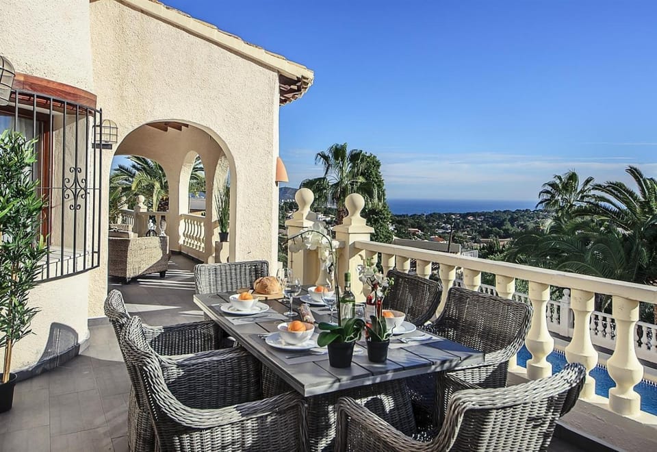 Property building, Balcony/Terrace, Living room