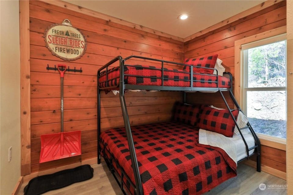 Bedroom, bunk bed