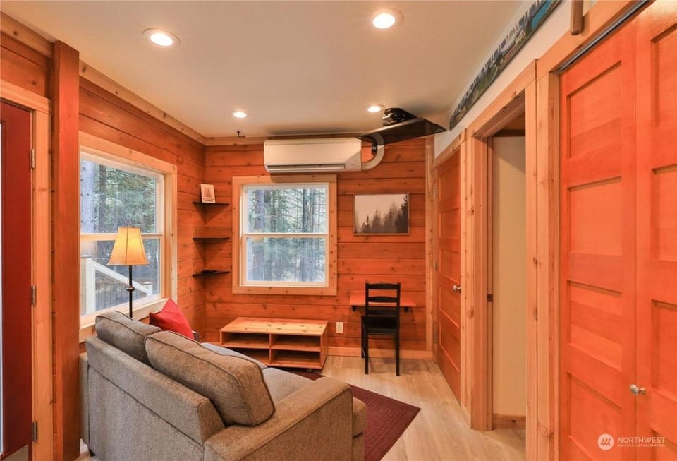 TV and multimedia, Living room, Seating area, air conditioner