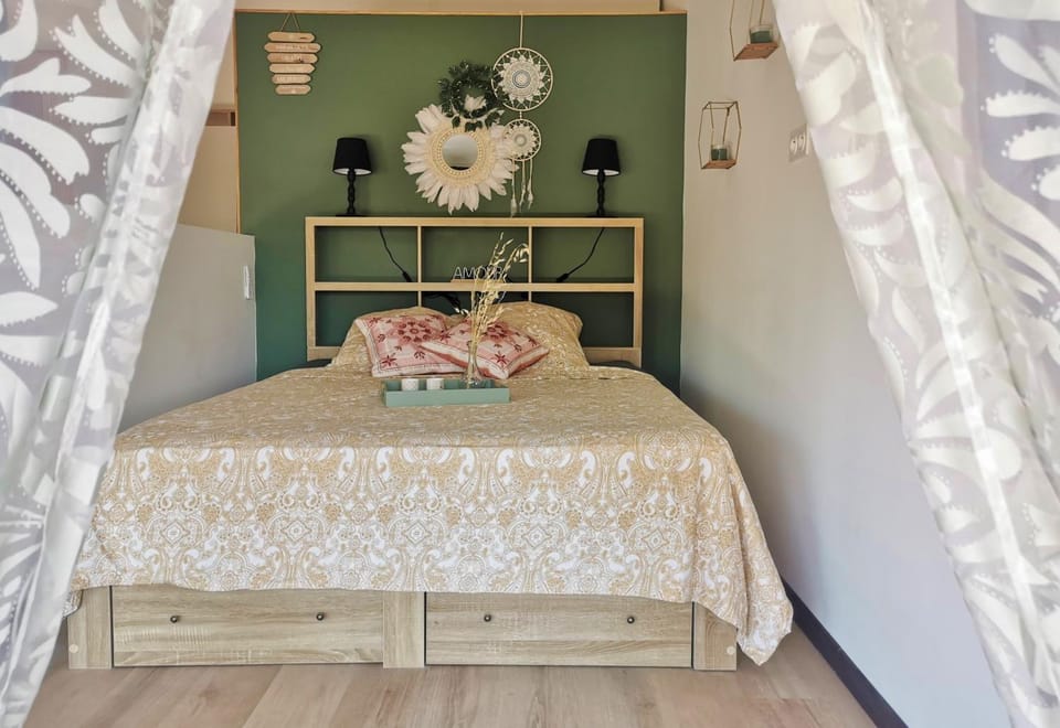 Bed, Bedroom