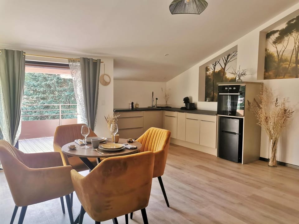 Coffee/tea facilities, Kitchen or kitchenette, Living room, Seating area, Dining area