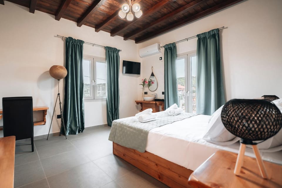 Bed, TV and multimedia, Photo of the whole room, Bedroom, towels, air conditioner