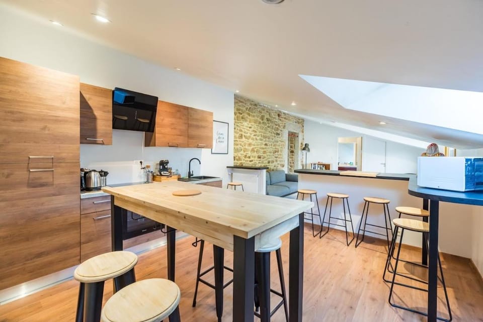 Grande maison familiale avec jardin parking et jeux Bed and Breakfast in Brittany