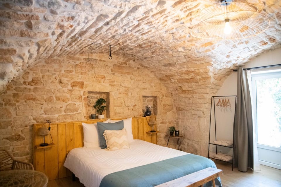 Le Mas de la Pouzolle - Chambre en cave voutée avec petit déjeuner Bed and Breakfast in Provence