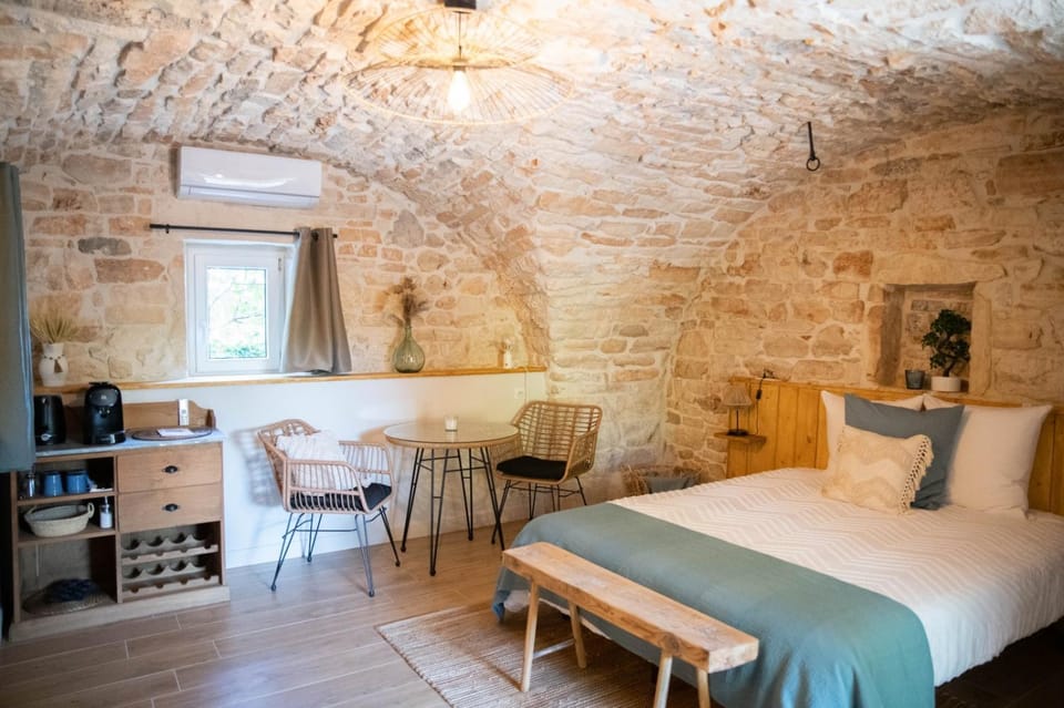 Le Mas de la Pouzolle - Chambre en cave voutée avec petit déjeuner Bed and Breakfast in Provence