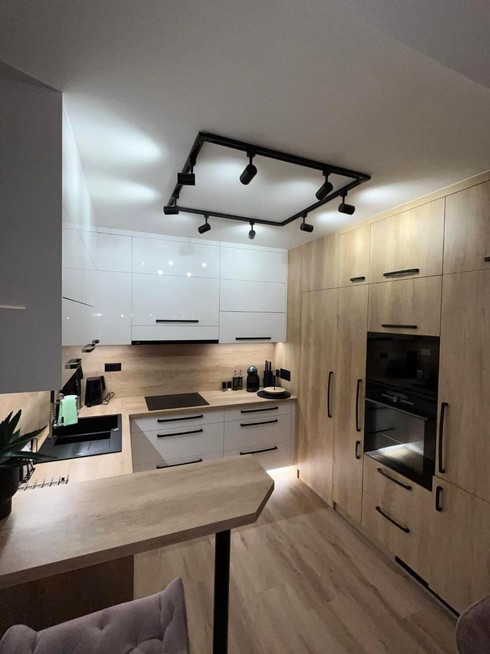 Kitchen or kitchenette, Seating area, stove