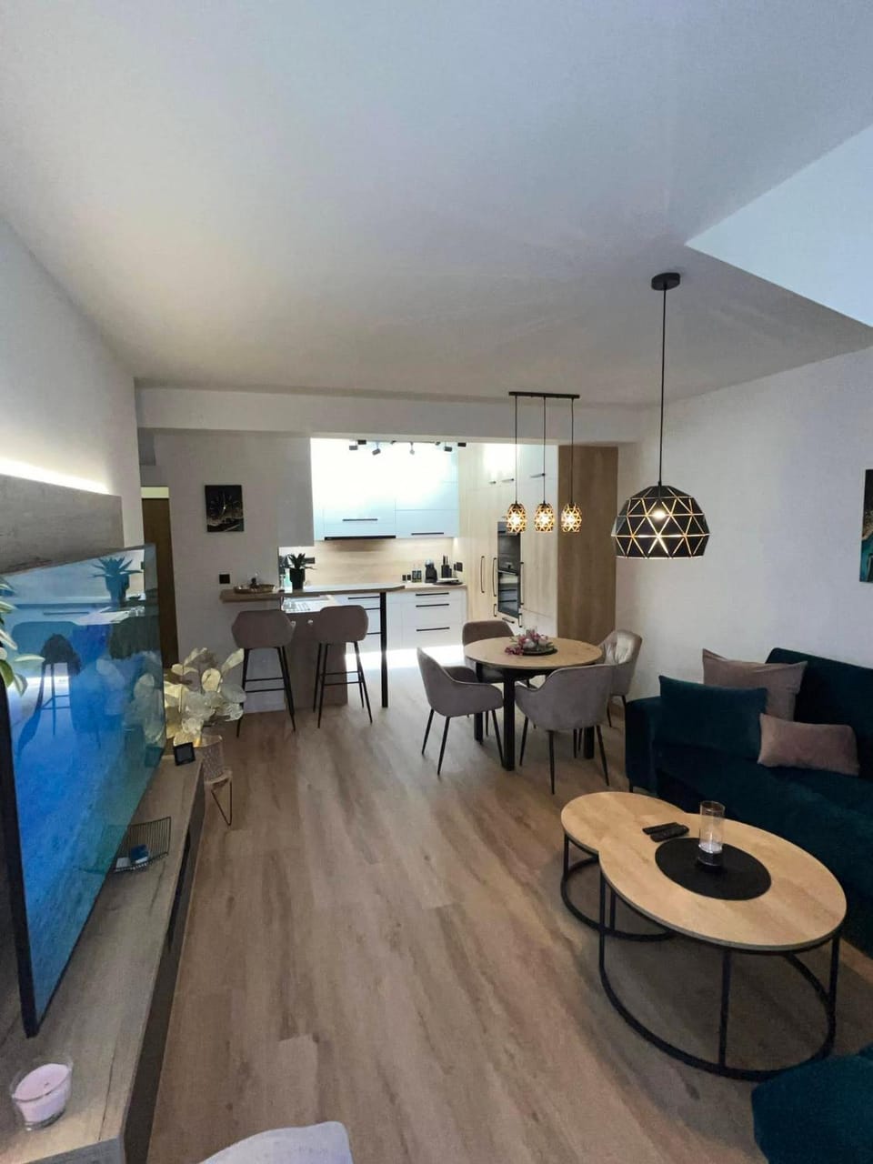 TV and multimedia, Kitchen or kitchenette, Living room, Seating area, Dining area