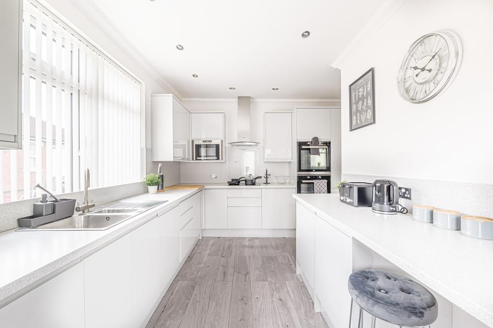 Coffee/tea facilities, Kitchen or kitchenette, dishwasher, oven, stove, toaster