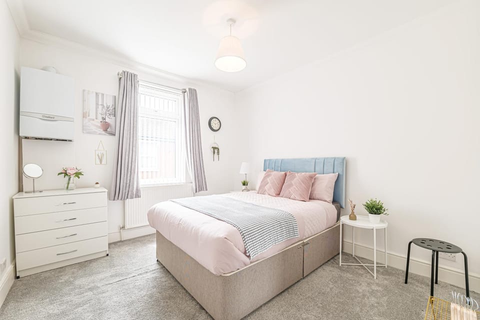 Bed, Photo of the whole room, Bedroom