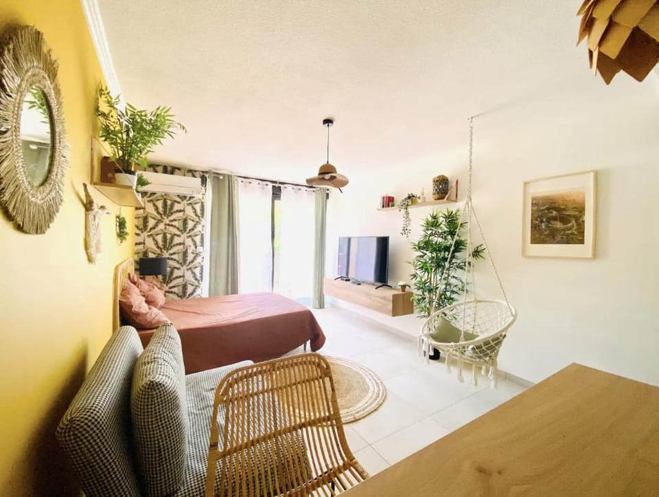 Studio Terrasse & Parking gratuit en residence Apartment in Nimes