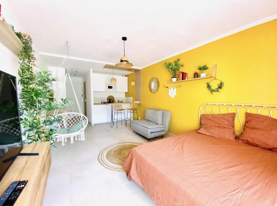 Studio Terrasse & Parking gratuit en residence Apartment in Nimes
