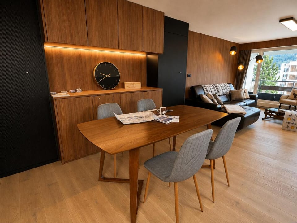 Photo of the whole room, Dining area