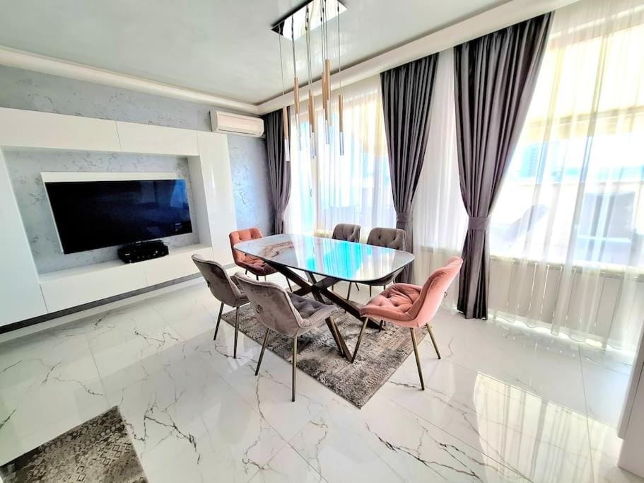 Communal lounge/ TV room, TV and multimedia, Living room, Seating area, Dining area, Evening entertainment