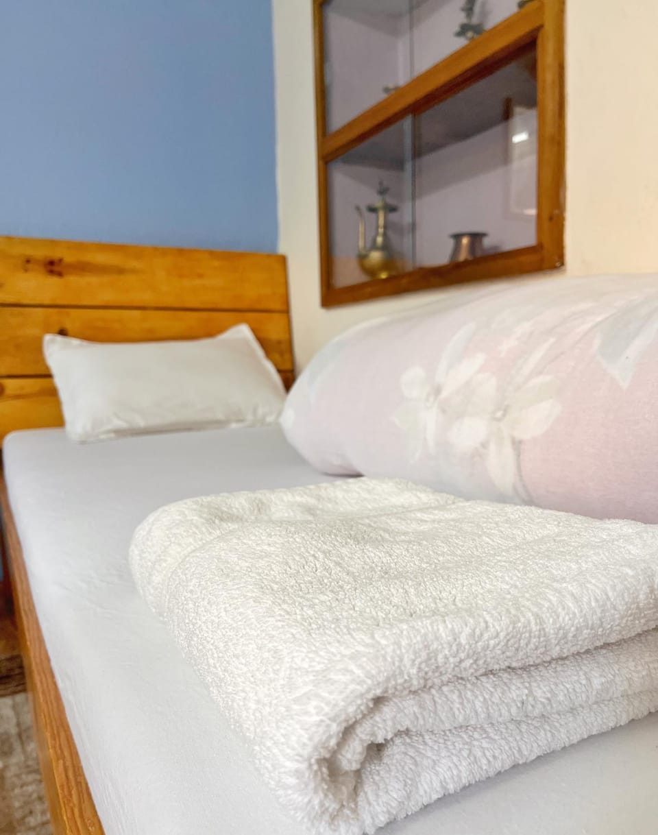 Bed, Bedroom, towels