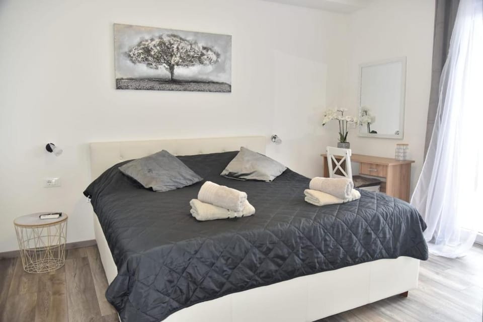 Bed, TV and multimedia, Bedroom, air conditioner
